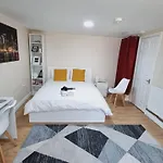 Lovely Studio-Flat With Free Parking, Free Wifi.